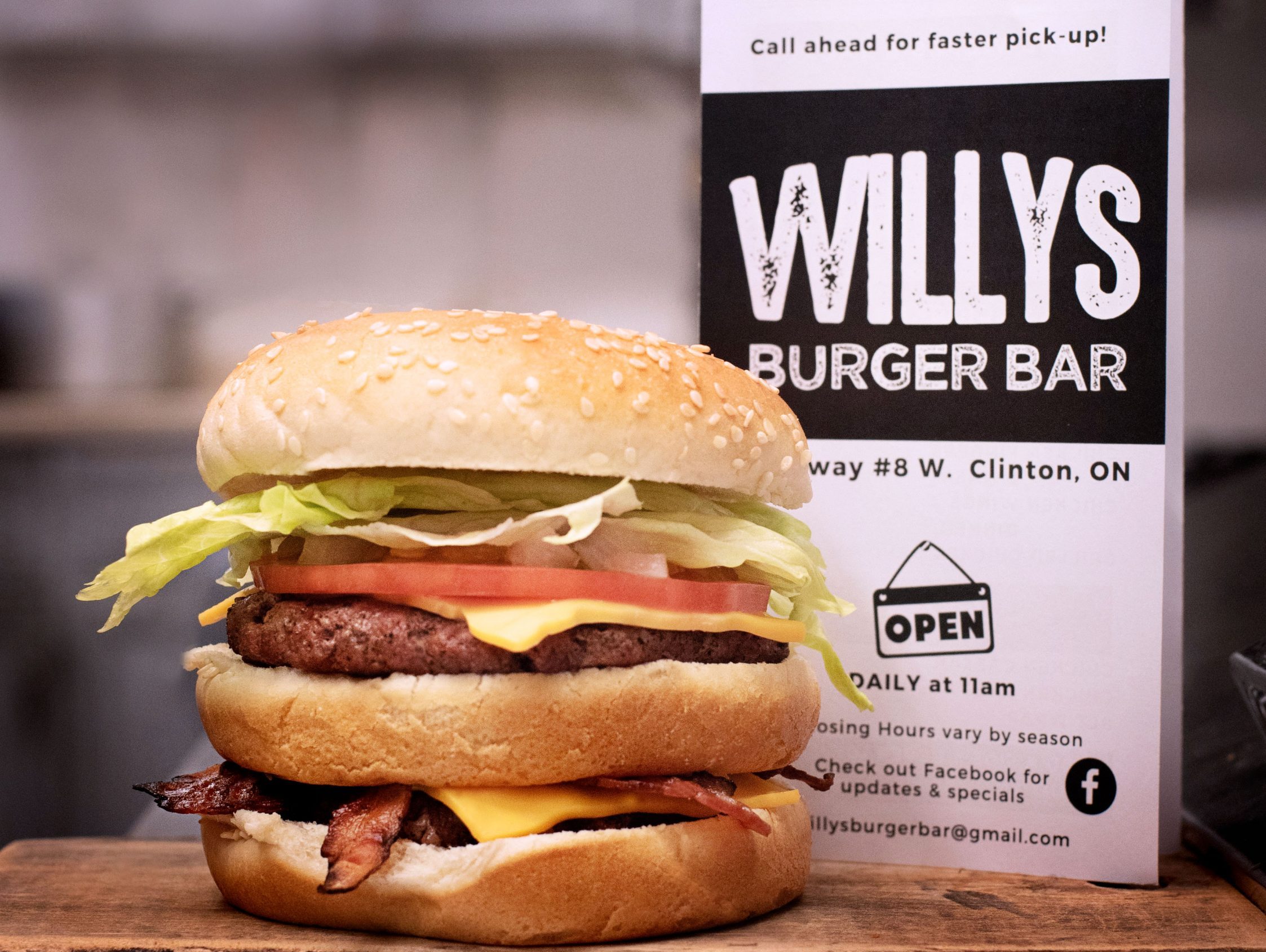 Drive in dining Willys Burger Bar_Burger